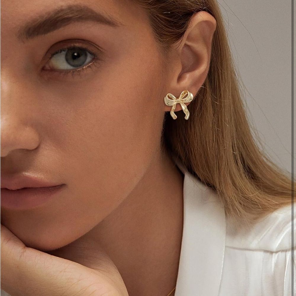 Gold stud bow earrings 🎀